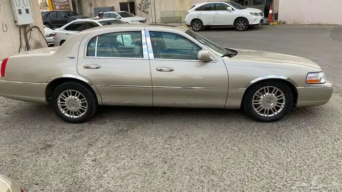 Lincoln Town car 2009 6