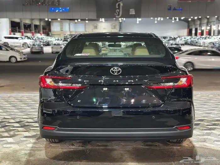 تويوتا كامري 2025 E بنزين جديد اسود 3