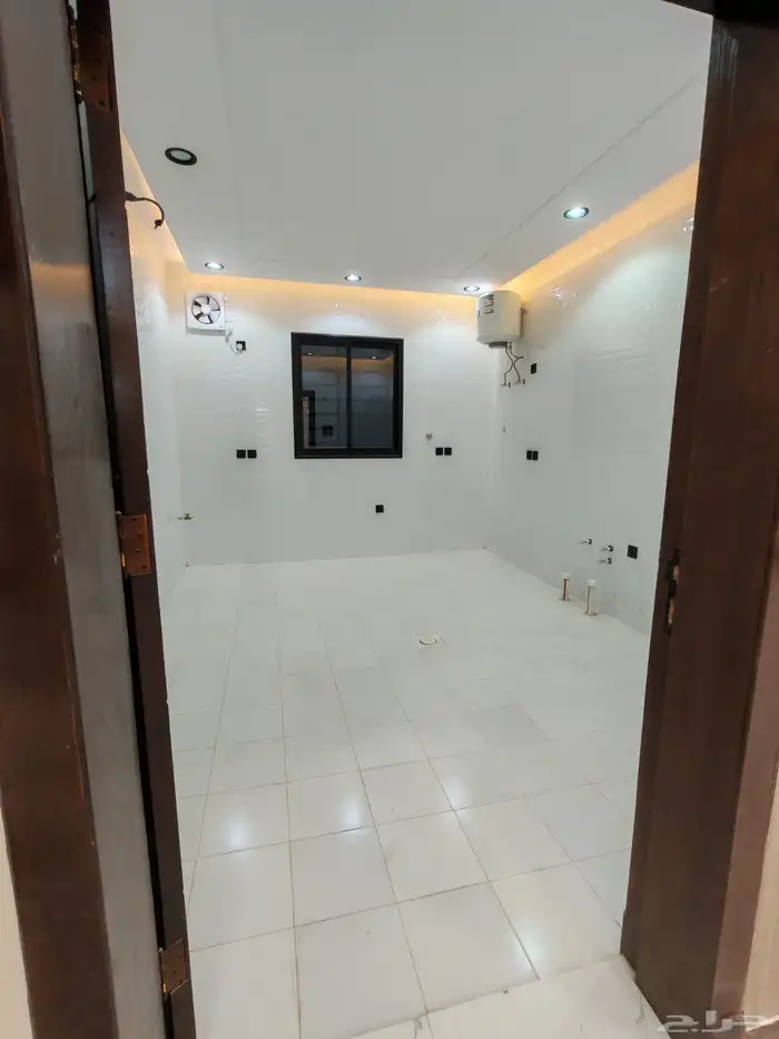 للبيع بأحد رفيده ح العزيزيه شقه علويه 6 غرف بسطح خاص ومصعد 13