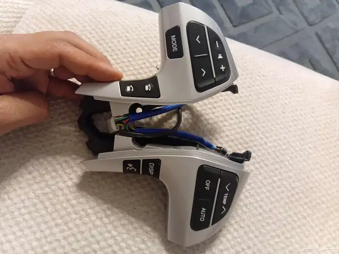 Steering wheel cruise control buttons and sound control Toyo 7