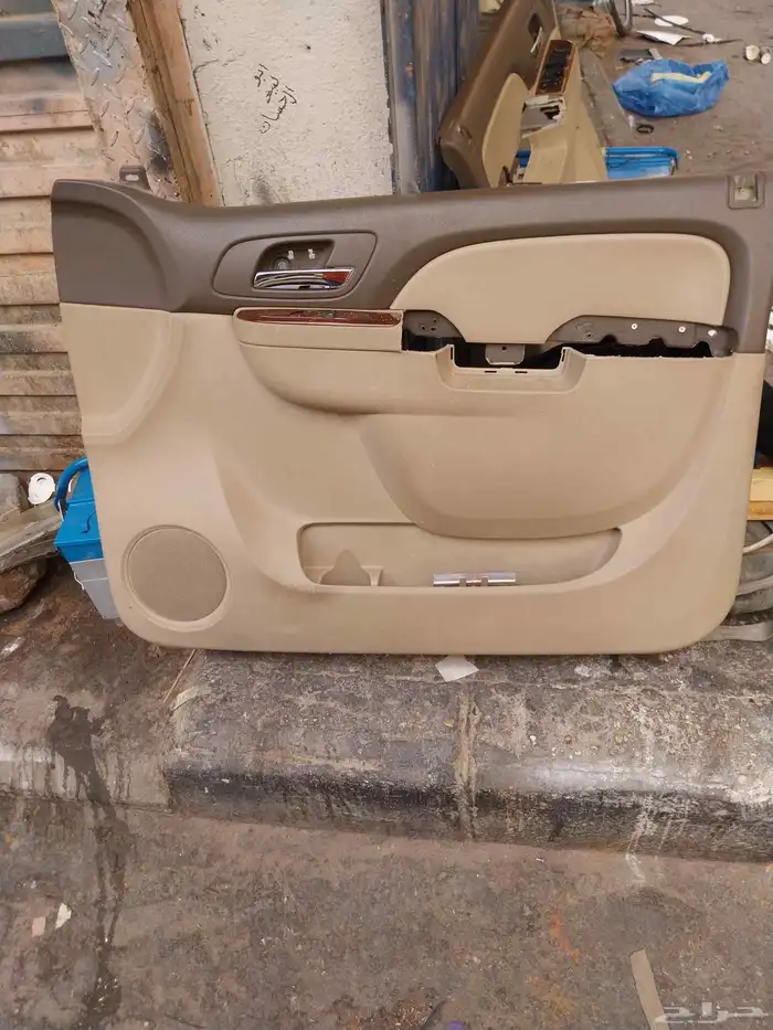 Repairing the decorations of 2010 GMC Yukon doors 3