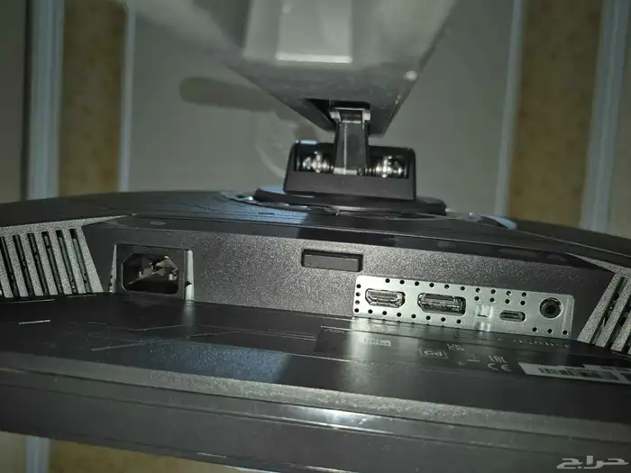 شاشة 2K IPS 180Hz شبه جديدة و مكبر صوت 8