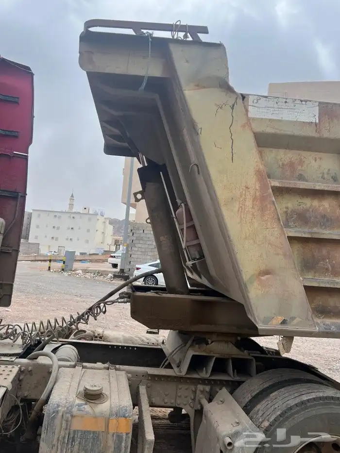 صندوق قلاب 22متر نضيف للبيع 1