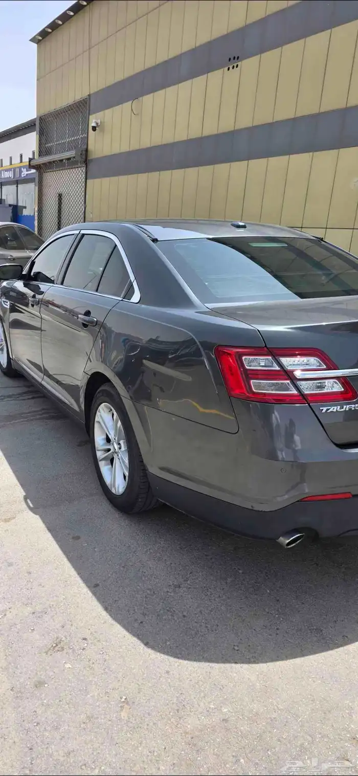 Ford Taurus Limited 2017 Clean 4