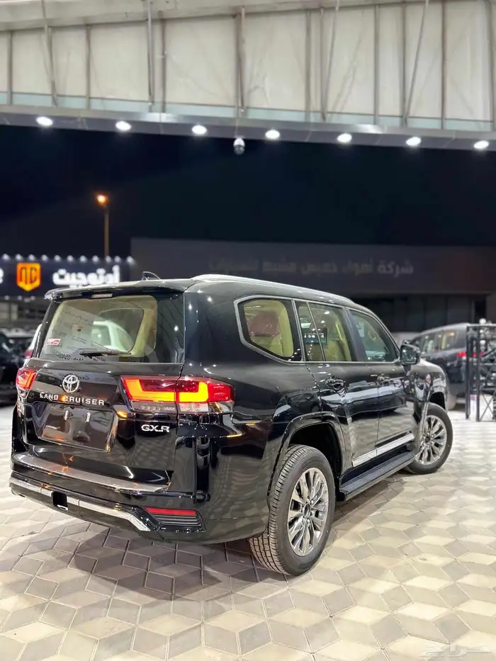 تويوتا لاندكروزر GXR L4 سعودي 2026 اسود. أبيض 3