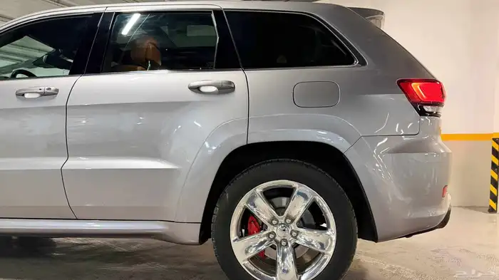 جيب جراندشيروكيSRTموديل2014جديدمخزن لون رصاصي على جملي خاص 5