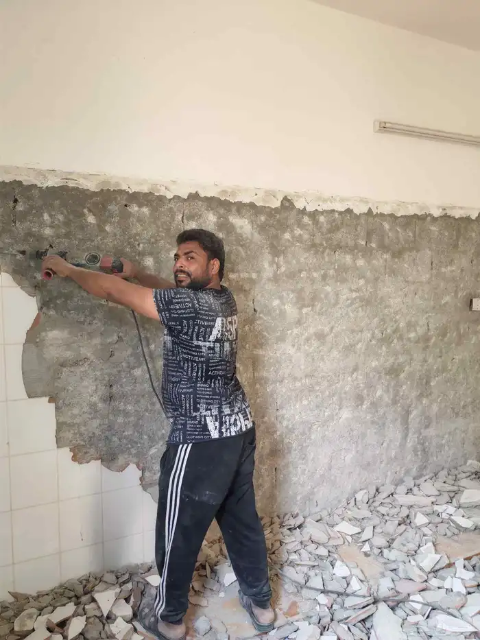 هدم وتكسير وترميم بالقصيم بنا ولياسه وتشطيب وقص بالصاروخ 12