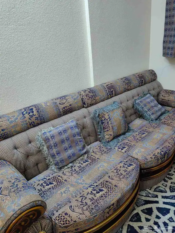 كنب للبيع 4في 4 مع 3زويا الكنب نضيف مع الستاره 2