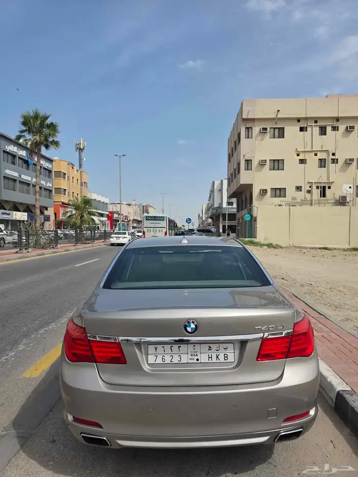 للبيع BMW 740Li موديل 2011 لون ذهبي   فئة الفخامة والأداء 3