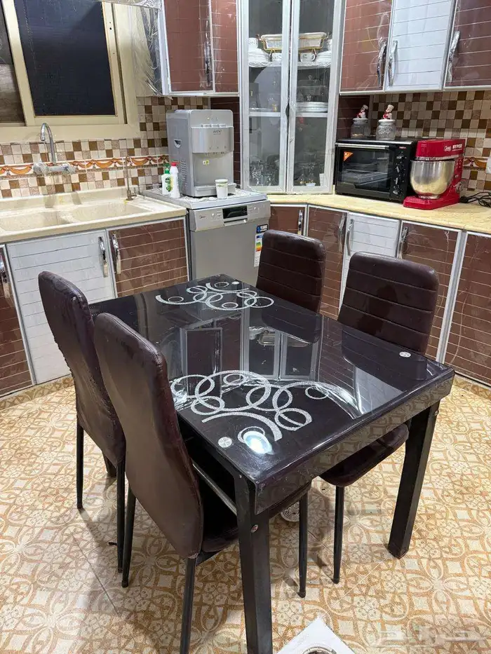 طاولة طعام اربعه اشخاص مع اربعه كراسي 1
