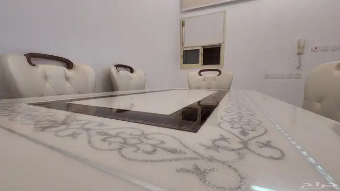 Elegance has a title A dining table like new 6 chairs 3