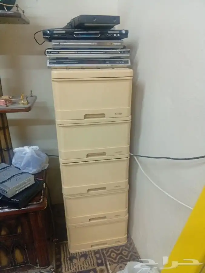 5burner stove all working including the oven below dresser a 2